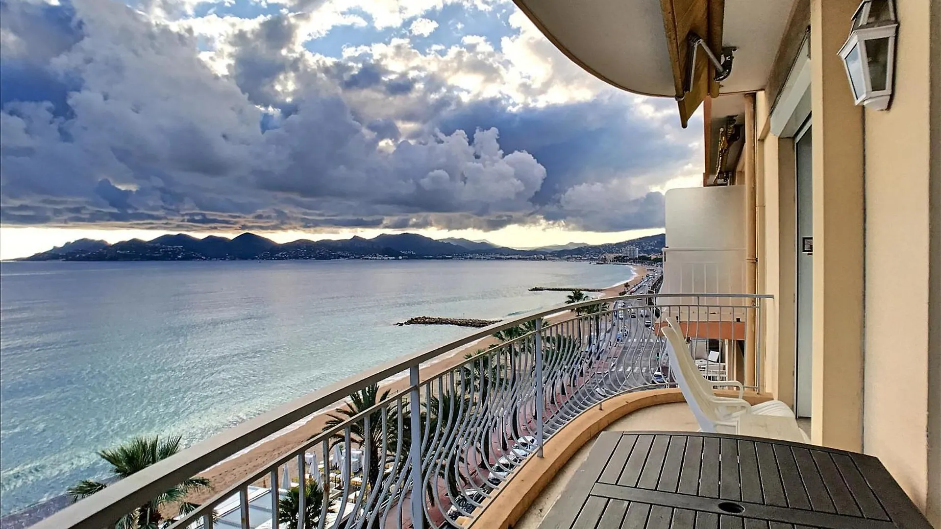 Situation Et Vue Mer Exceptionnelle 62L Cannes